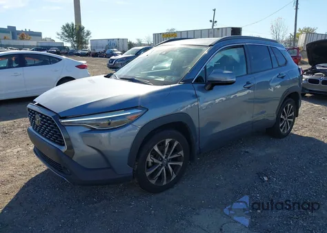 2022 Toyota Corolla Cross Xle z USA, uszkodzony, nr VIN 7MUDAABG9NV024872